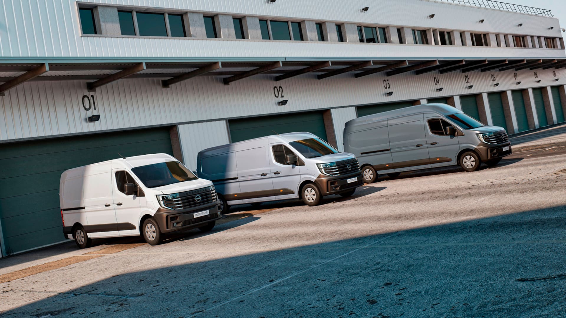 Nissan Interstar furgonok és átalakított járművek napelemek előtt parkolva
